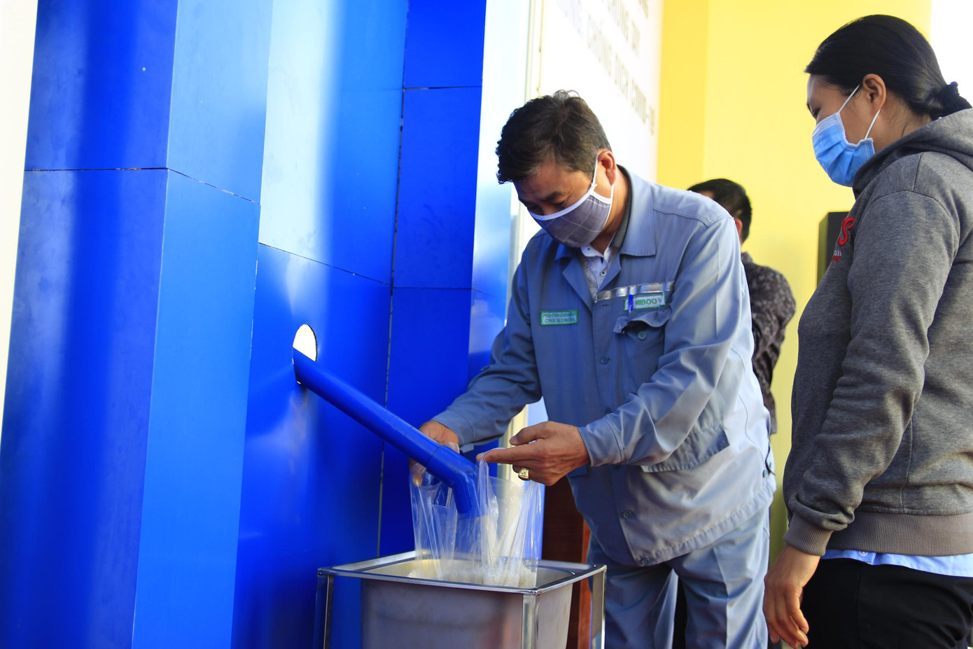 Tỉnh đoàn Khánh Hoà lắp ATM gạo nghĩa tình cho công nhân khu công nghiệp ảnh 3