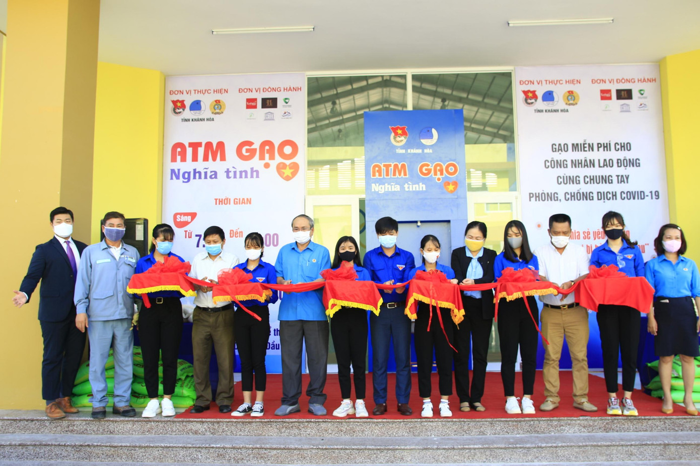 Tỉnh đoàn Khánh Hoà lắp ATM gạo nghĩa tình cho công nhân khu công nghiệp ảnh 1