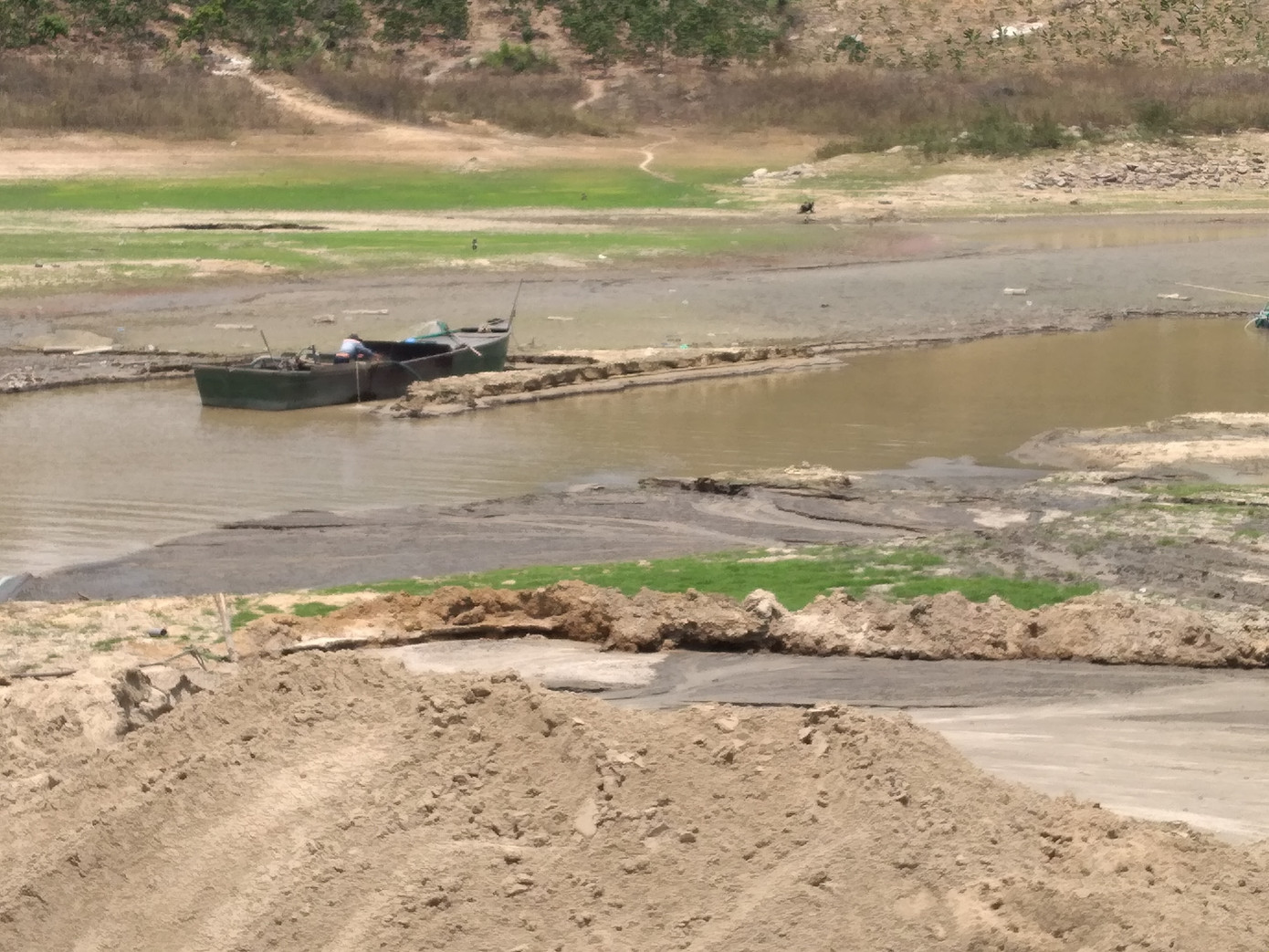 Hồ thuỷ lợi Khánh Hoà tan hoang vì 'cát tặc' ảnh 6