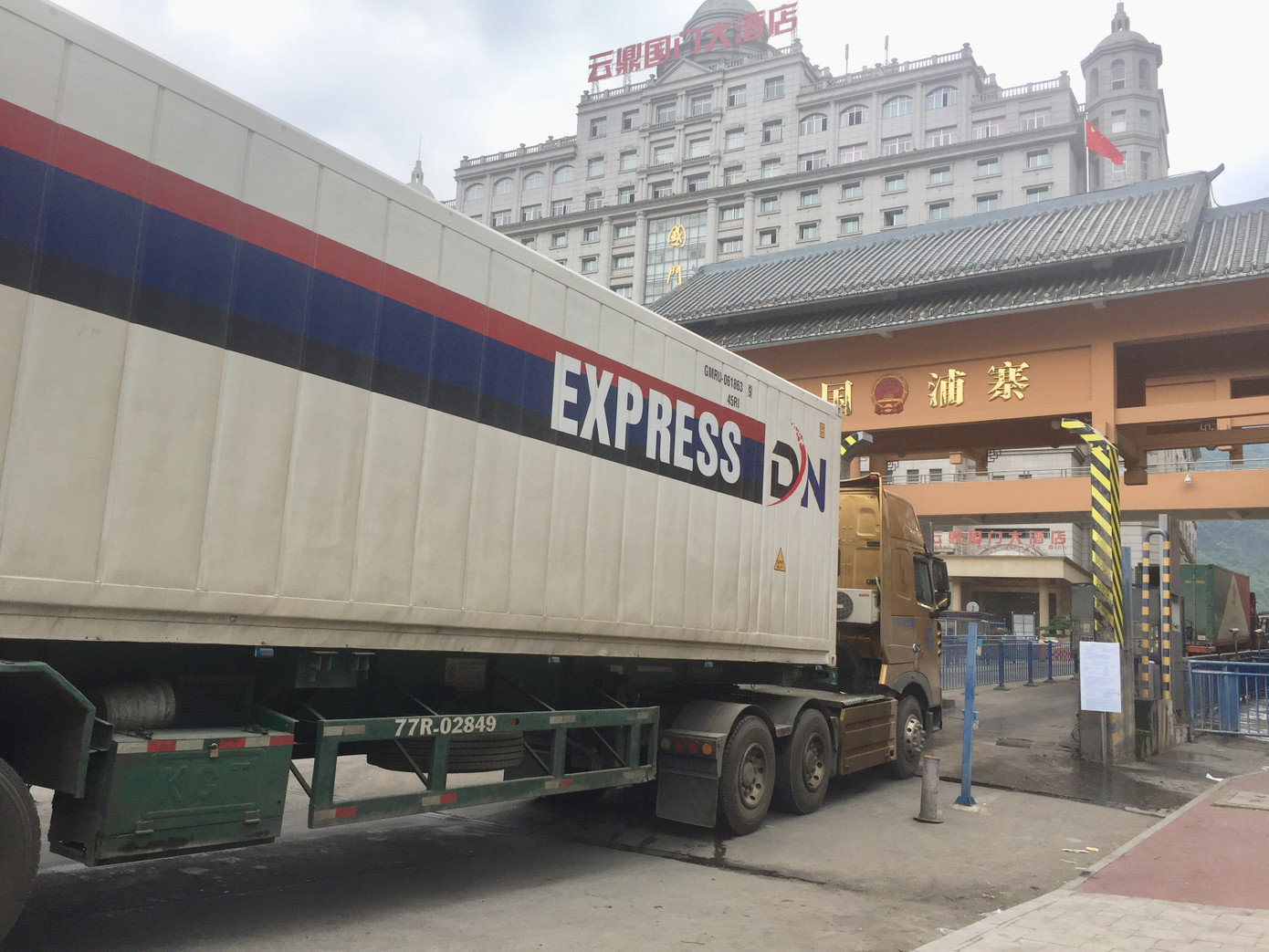 Thấp thỏm lo 'giải cứu' gần 500 container nông sản ùn ứ tại Tân Thanh ảnh 1