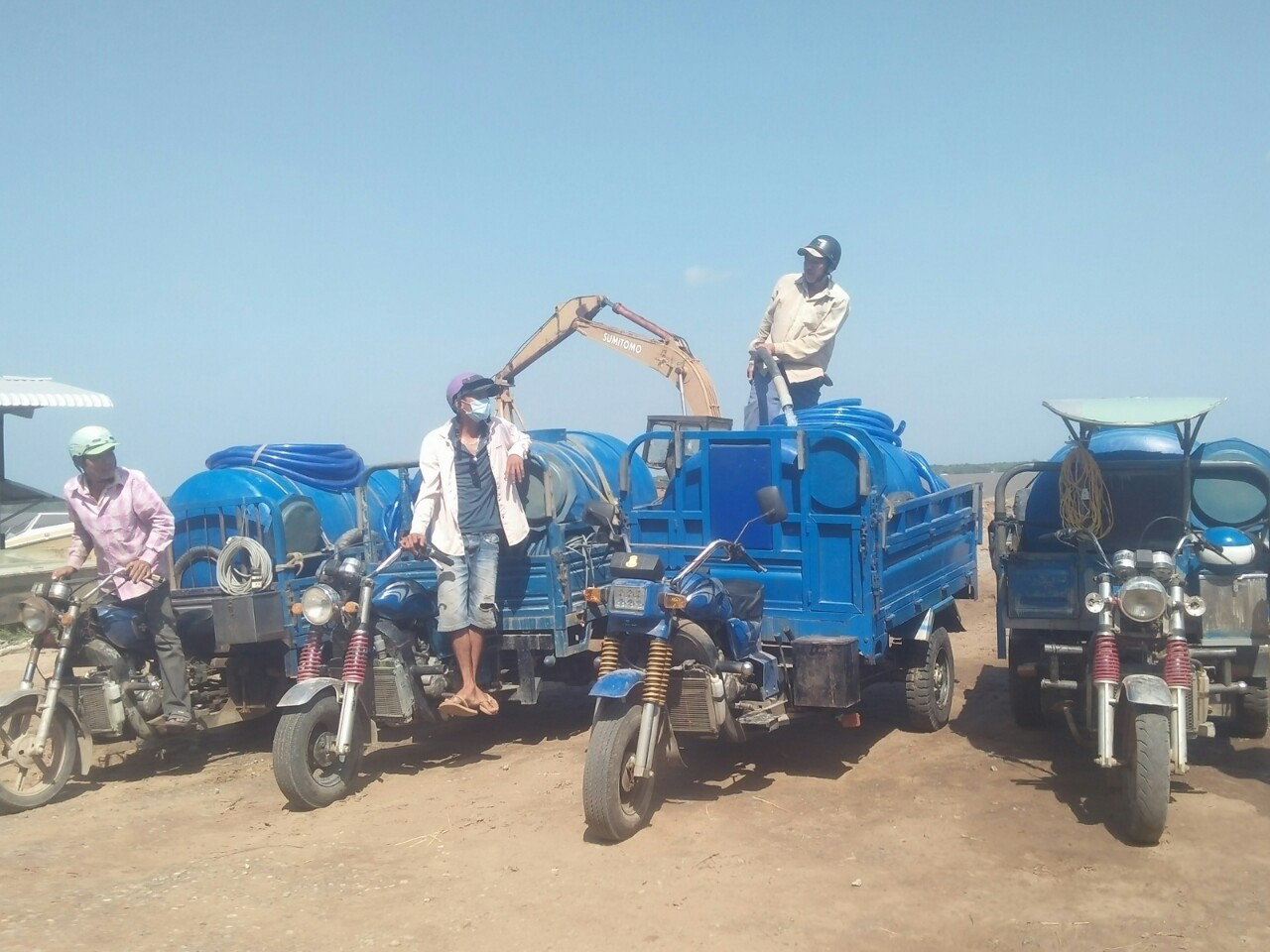 Nước ngọt từ sà lan được bơm lên bồn chứa đặt trên các xe ba gác để vận chuyển đến những nơi khan hiếm nhất ‘Chi viện’ khẩn cấp nước ngọt cho người dân vùng hạn mặn ĐBSCL ảnh 2