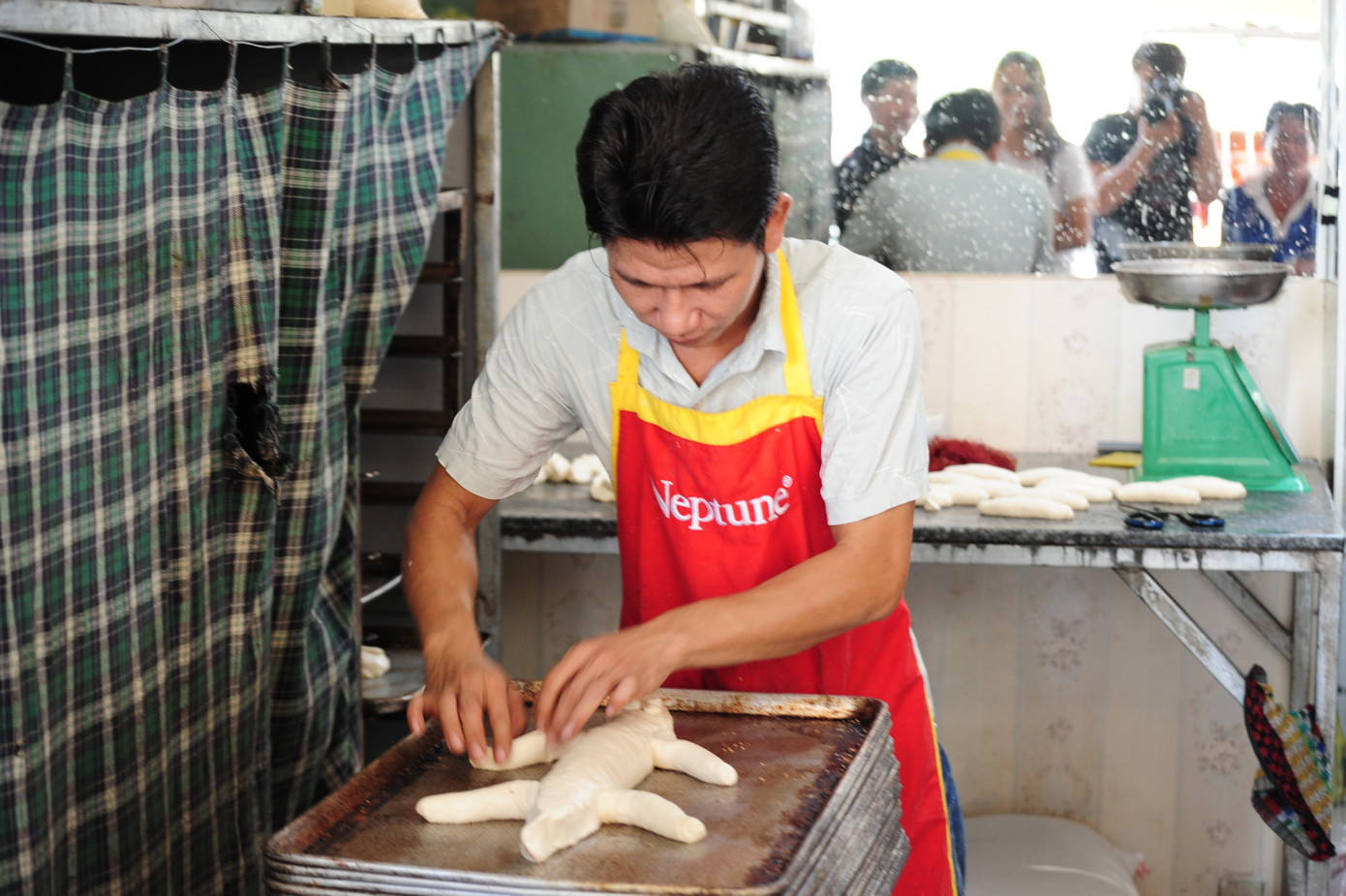 Dân mạng đến tận lò mua bằng được bánh mì cá sấu 'siêu to khổng lồ' ảnh 3