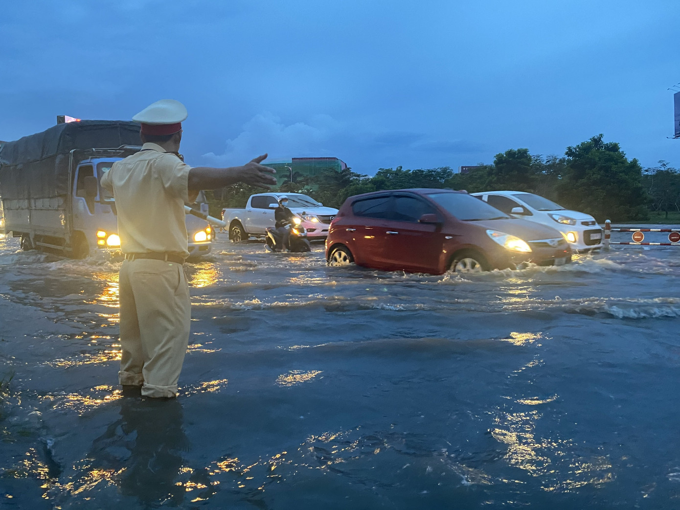 Triều cường vượt báo động 3, nhiều nơi ở Cần Thơ chìm trong biển nước ảnh 6