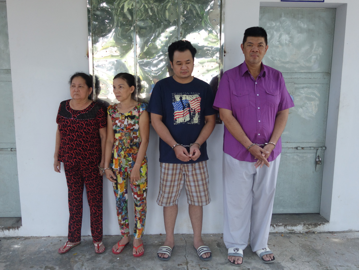 Triệt xóa tụ điểm bán số đề, thu giữ hơn nửa tỉ đồng ảnh 1