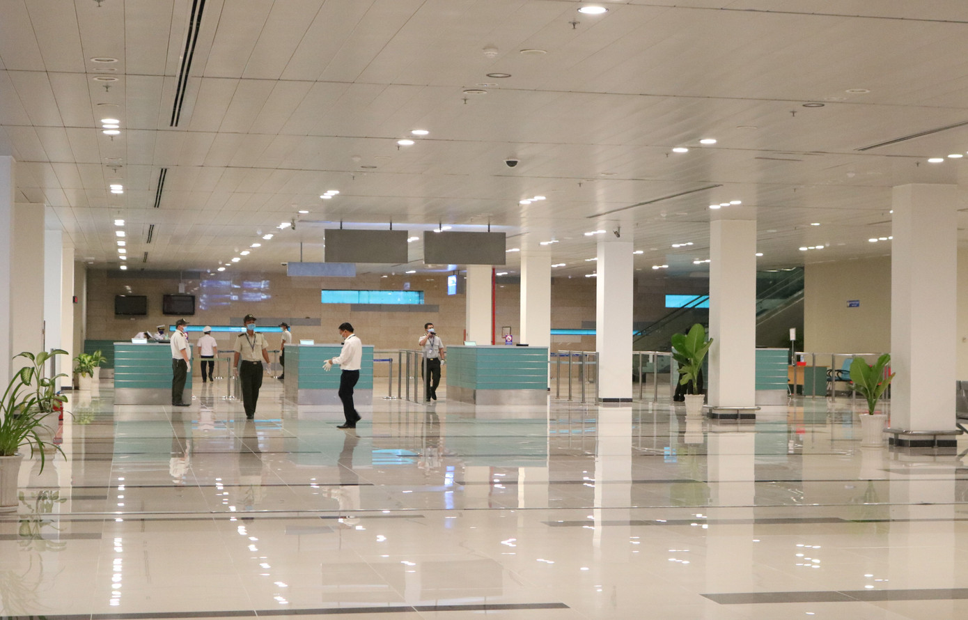 Đón chuyến bay về từ Hàn Quốc, Cần Thơ cách ly 9 người ngay tại sân bay ảnh 1