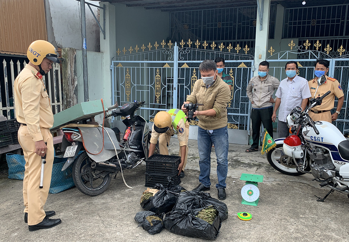 Hóa trang cũng không thoát khỏi.... công an ảnh 3