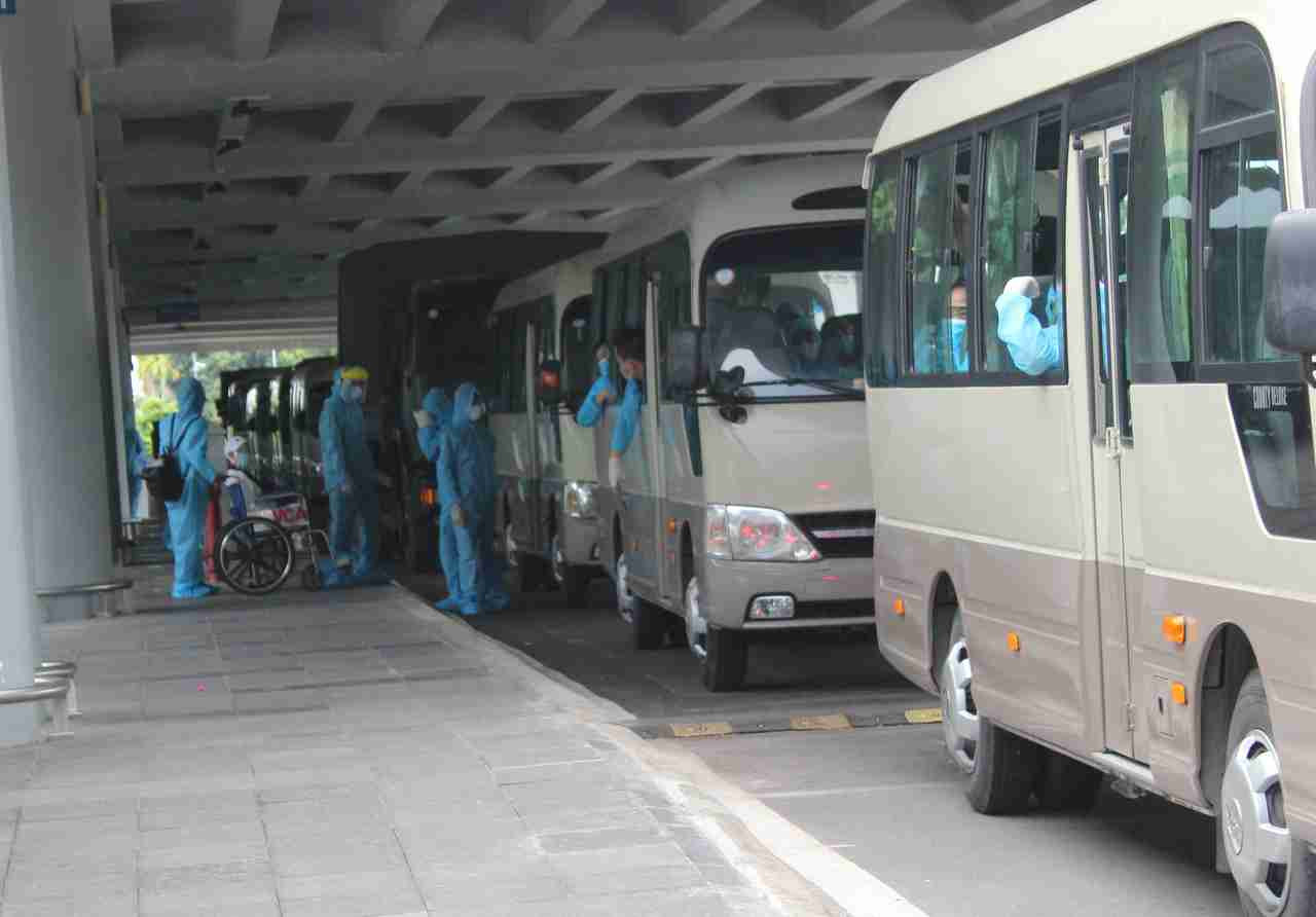 Sân bay Cần Thơ đón hơn 300 công dân về từ Singapore ảnh 6