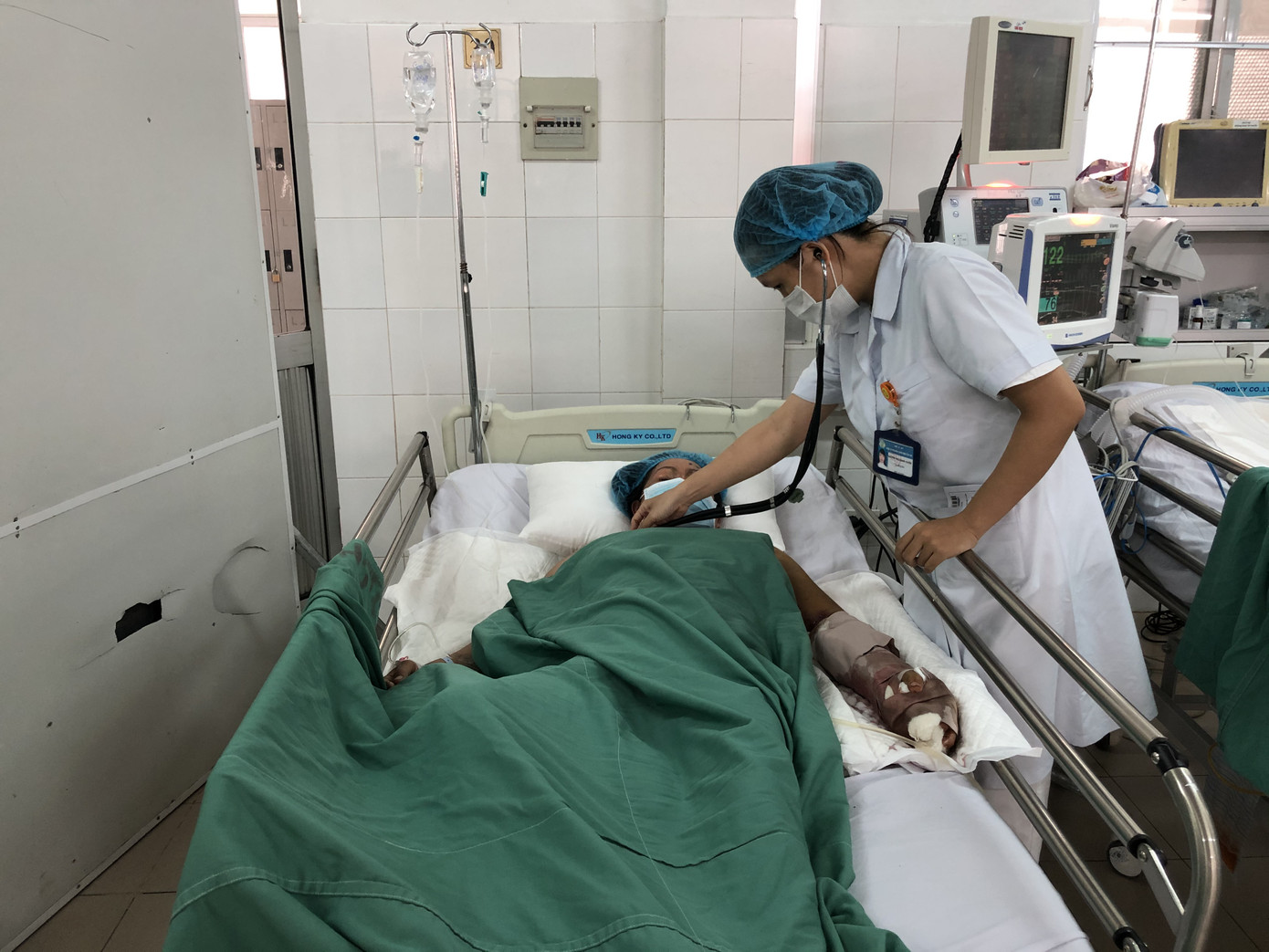 Bà B. hái sả cùng chỗ với anh T. và cũng bị rắn chàm quạp cắn - Ảnh: Kim Hà. Trồng sả để phòng rắn, nào ngờ bị rắn cắn trong bụi sả ảnh 2
