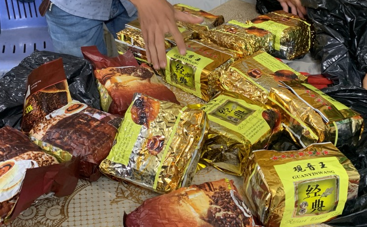 Bắt giữ đối tượng giấu 17kg ma túy đá trong những gói trà ảnh 2