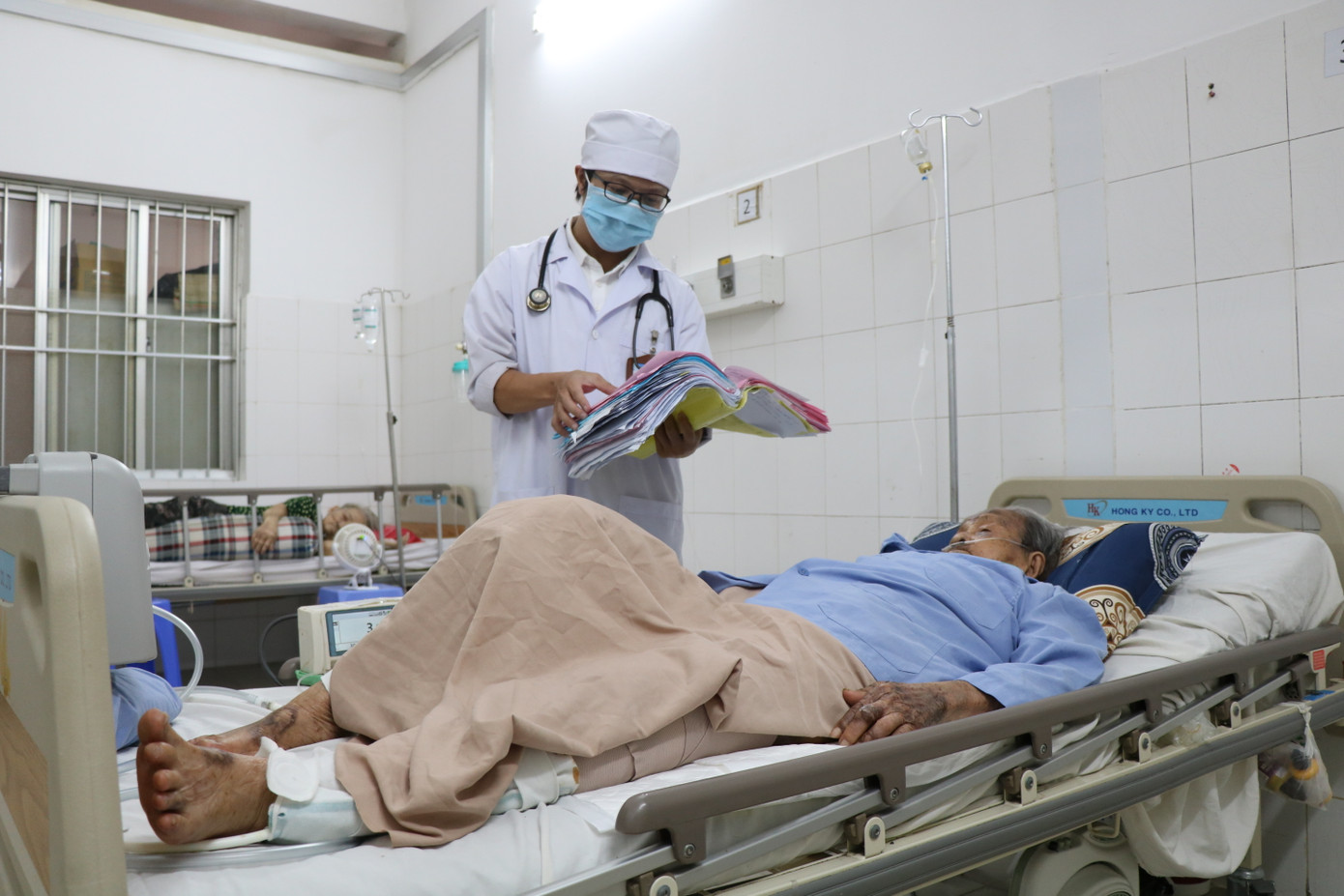 Phẫu thuật cho cụ bà U100 mắc 'bá bệnh' còn gãy biến dạng xương đùi ảnh 2