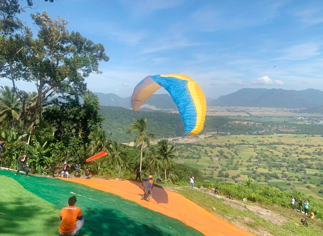 90 phi công hội dù lượn 'bay trên Phụng Hoàng Sơn' ảnh 2