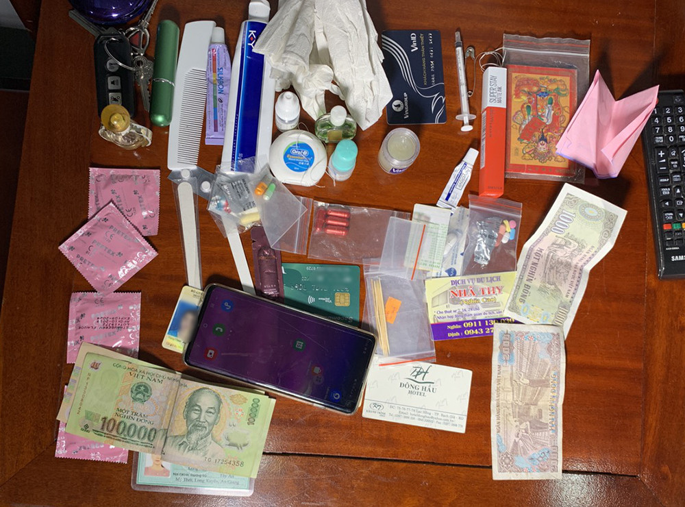 Bắt quả tang 3 cô gái bán dâm trong khách sạn ảnh 1