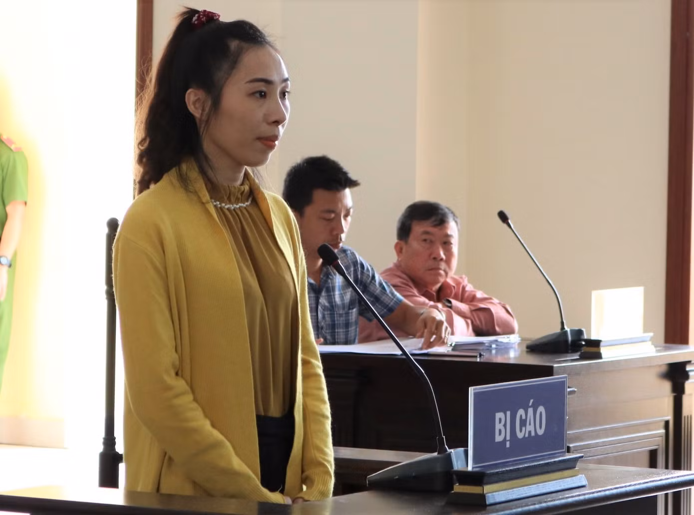 Chiếm đoạt 28 lượng vàng của khách gửi giữ hộ, nữ nhân viên lĩnh 13 năm tù ảnh 1