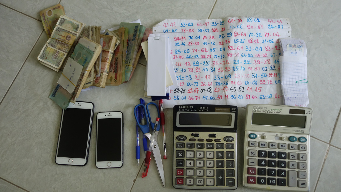 Triệt xóa tụ điểm bán số đề, thu giữ hơn nửa tỉ đồng ảnh 2