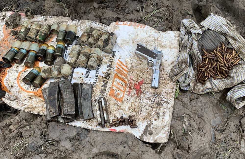 Xúc phải súng và hàng trăm viên đạn khi đang cải tạo đất ảnh 1