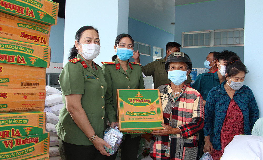 Công an tỉnh An Giang khám bệnh, hớt tóc miễn phí cho người nghèo ảnh 6