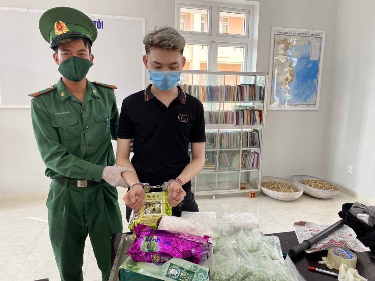 Đối tượng Hậu cùng tang vật. Mang hơn 30kg ma túy đi thuyền từ Campuchia về Việt Nam thì bị bắt ảnh 1