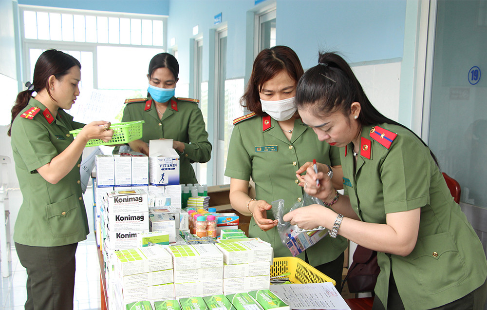 Công an tỉnh An Giang khám bệnh, hớt tóc miễn phí cho người nghèo ảnh 3