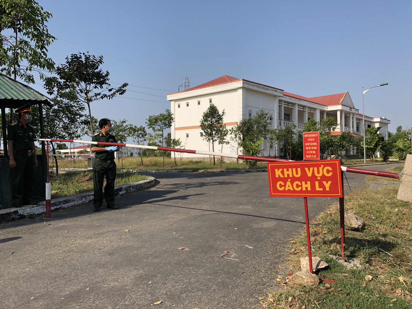 Cứu thành công người phụ nữ về từ Singapore chuyển dạ sinh con khi đang cách ly ảnh 1