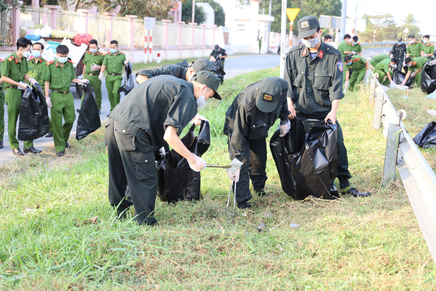 Đoàn viên thanh niên Cảnh sát cơ động ra quân vệ sinh môi trường đón xuân Tân Sửu ảnh 4