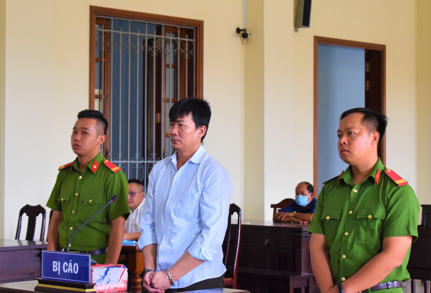 Thuê sà lan 3 tỉ đồng, đem bán sắt vụn 400 đồng/kg ảnh 1