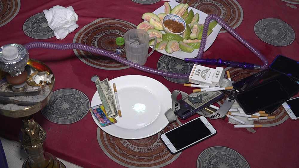 Bắt quả tang 19 nam nữ 'bay lắc' trong quán karaoke lúc nửa đêm ảnh 3