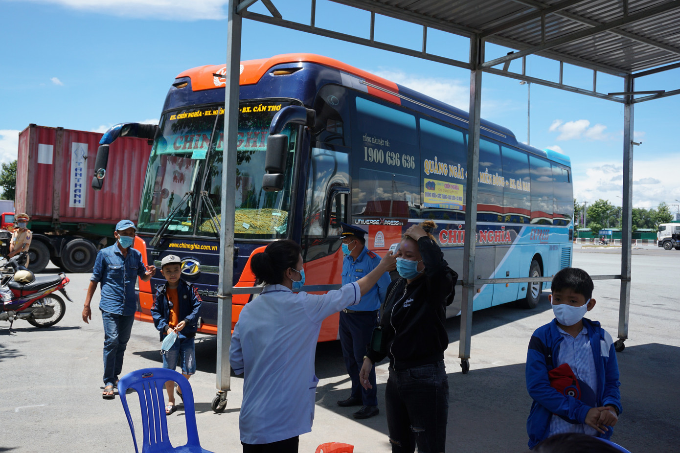 Giám sát chặt khách đến từ Đà Nẵng, Quảng Ngãi cả đường bộ lẫn hàng không ảnh 2