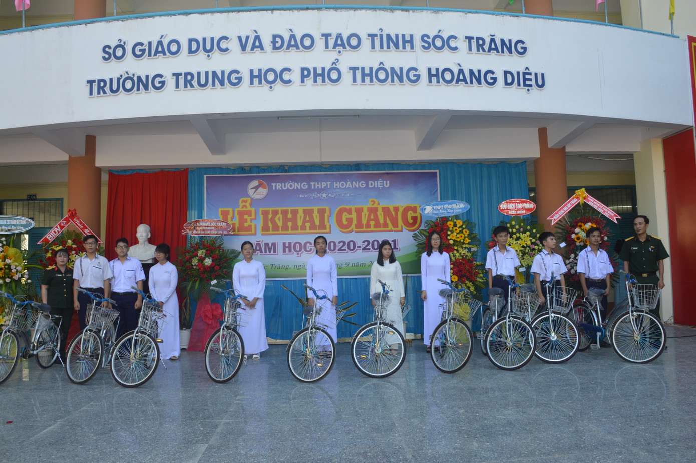 Lễ khai giảng đặc biệt trong mùa COVID-19: Nơi trực tuyến, nơi khai giảng trong lớp học ảnh 8