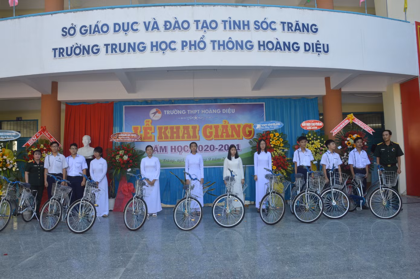 Lễ khai giảng đặc biệt trong mùa COVID-19: Nơi trực tuyến, nơi khai giảng trong lớp học ảnh 8