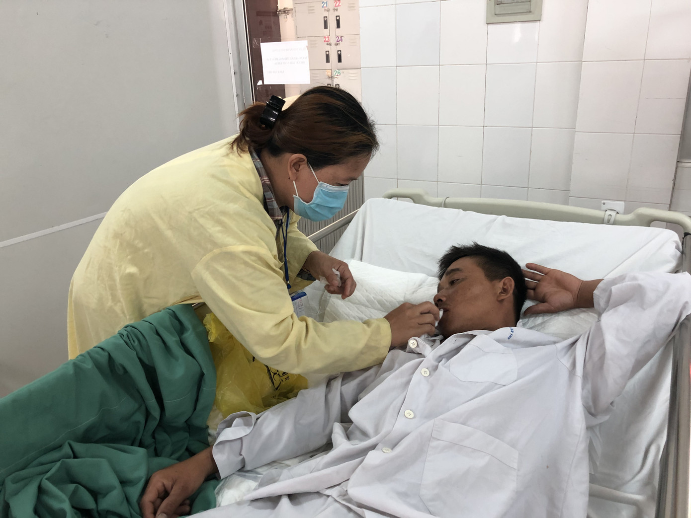 Ăn nhầm cua độc, nam thanh niên phải chuyển viện gấp bằng máy bay ảnh 2