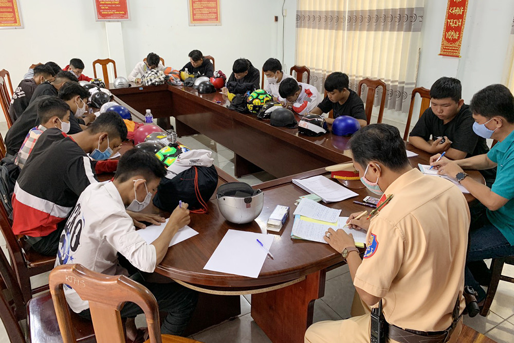 25 thanh thiếu niên 14 – 20 tuổi hẹn nhau đua xe bị tóm gọn ảnh 3