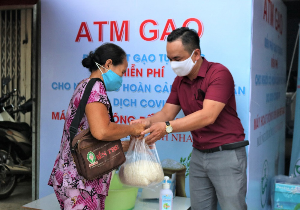 Dân nghèo phấn khởi khi máy ‘ATM gạo’ miễn phí có mặt ở Cần Thơ ảnh 1