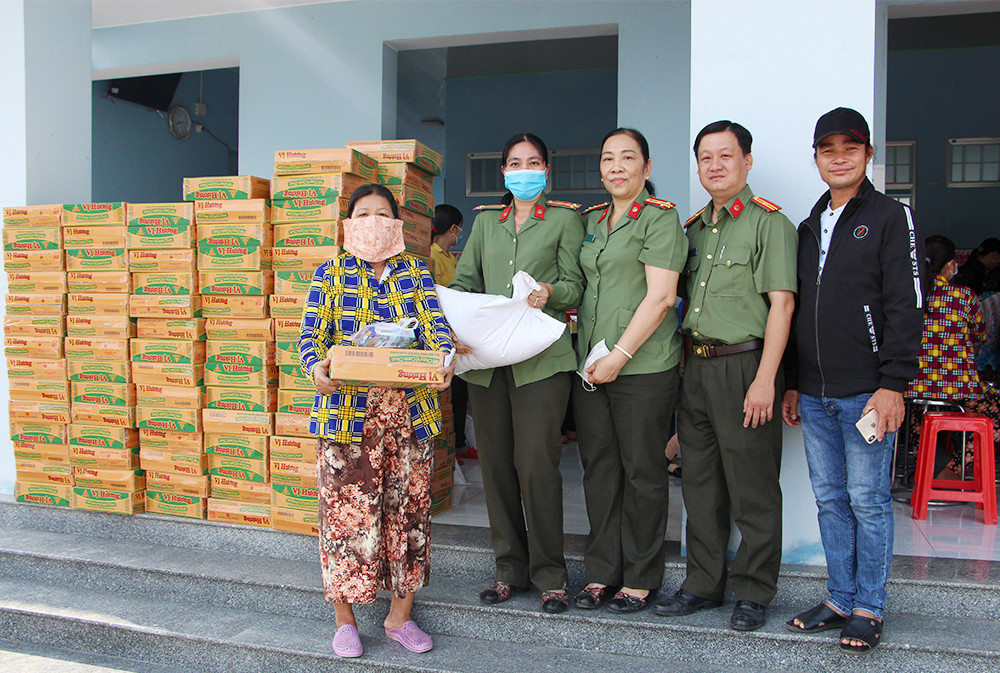 Công an tỉnh An Giang khám bệnh, hớt tóc miễn phí cho người nghèo ảnh 5