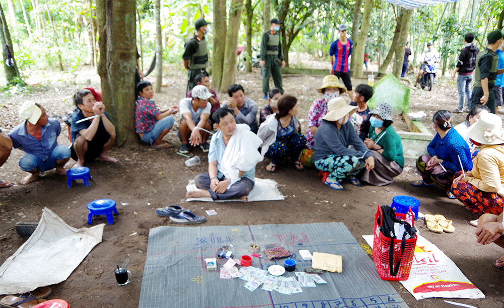 36 đối tượng bị bắt quả tang khi đang lắc tài xỉu sau vườn ảnh 1