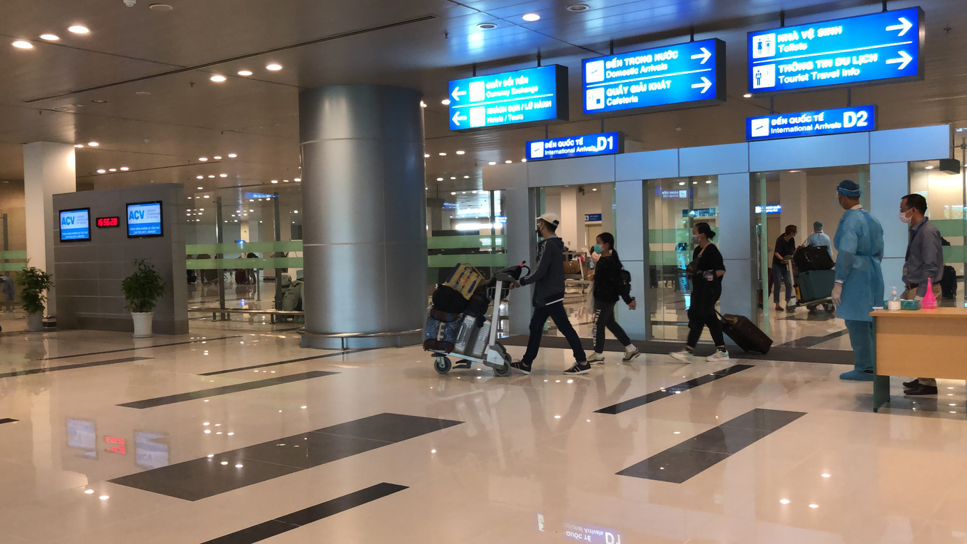 Chuyến bay lần này ưu tiên đưa những công dân Việt Nam kẹt lại Singapore vì COVID-19 - Ảnh: Kim Hà. Sân bay Cần Thơ đón 215 công dân từ Singapore về nước ảnh 2