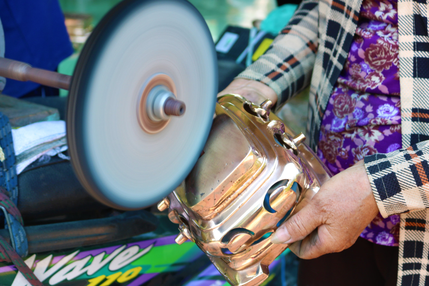 Nghề chùi lư đồng kiếm tiền triệu xài Tết ảnh 3