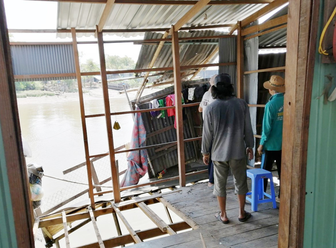 An Giang: Sạt lở sông, dân khẩn cấp dời nhà ảnh 1