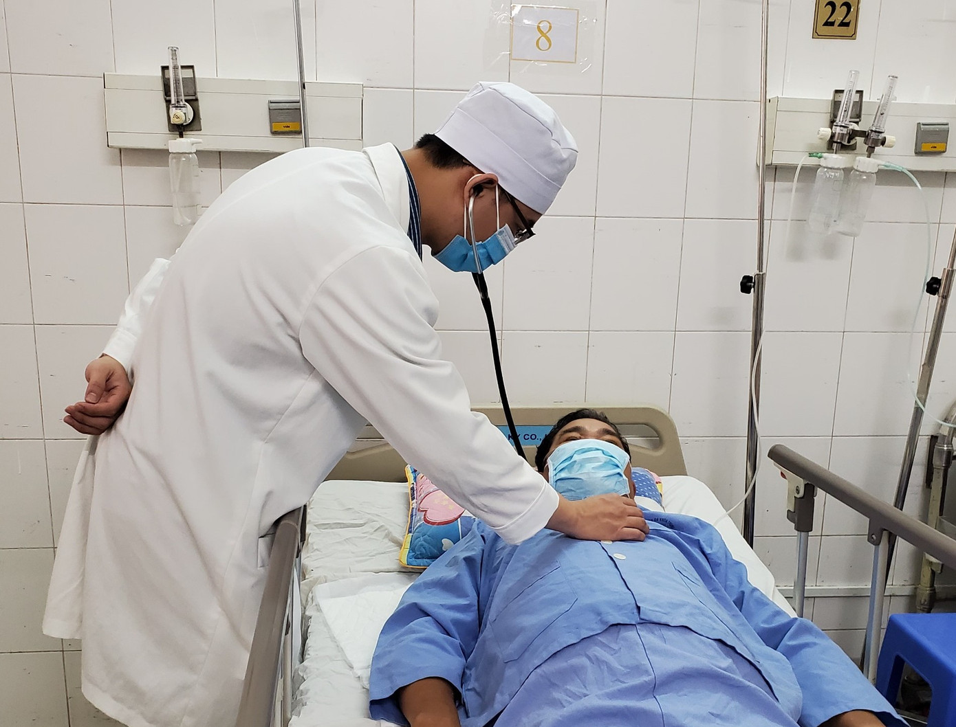 Đắp thuốc theo kinh nghiệm dân gian, người đàn ông suýt chết vì vết thương cua kẹp ảnh 1