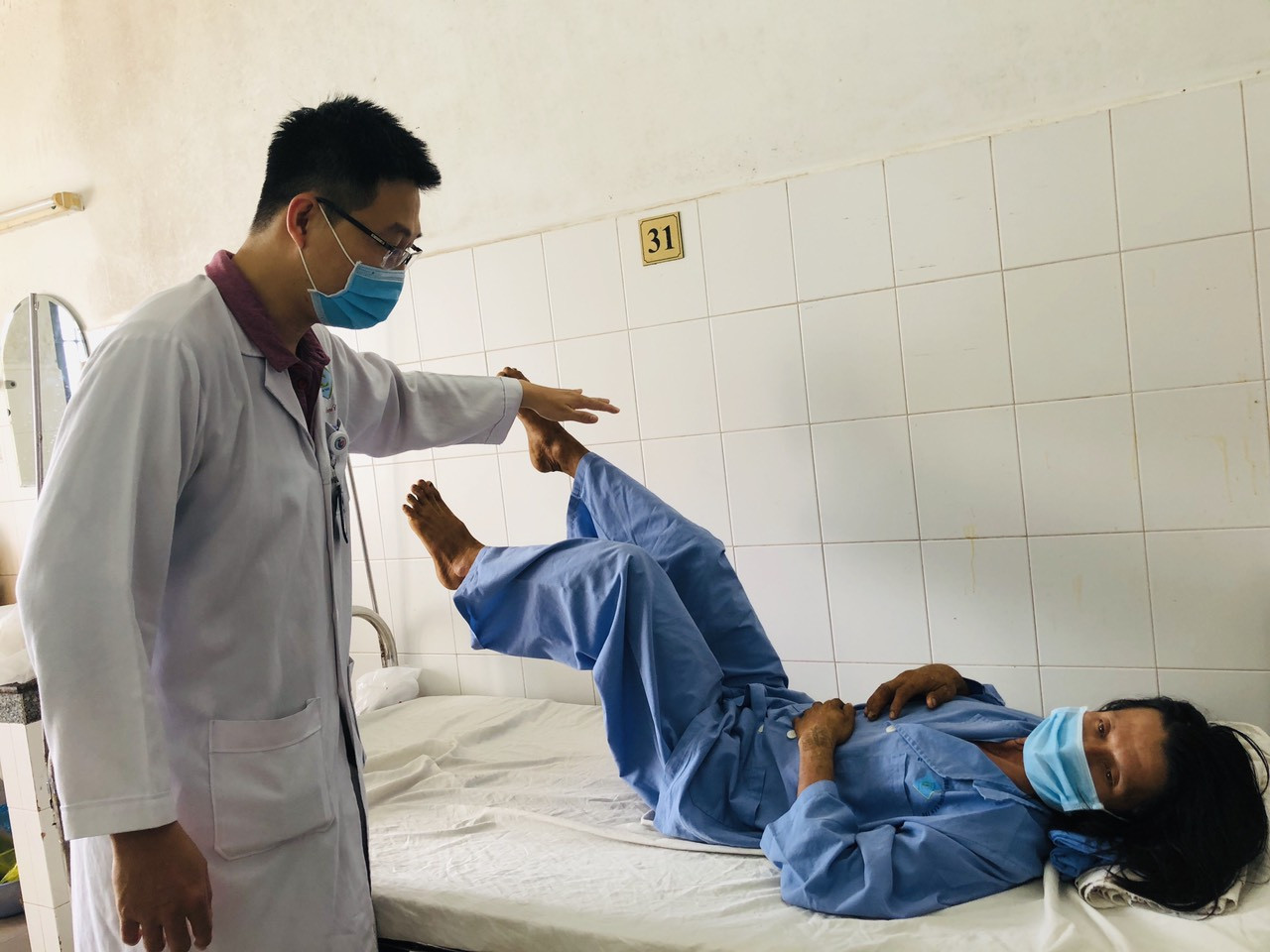 Trèo cây hái dừa, nam thanh niên ngã nát đốt sống ảnh 2