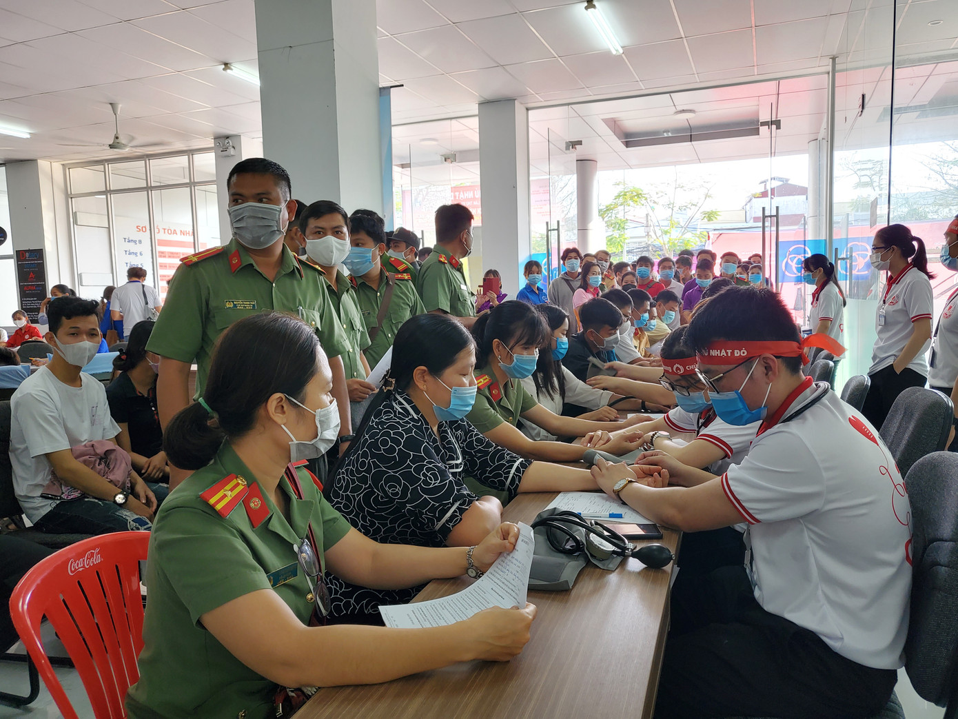 Những 'bóng hồng' mạnh mẽ trong Ngày hội hiến máu Chủ nhật Đỏ ảnh 1