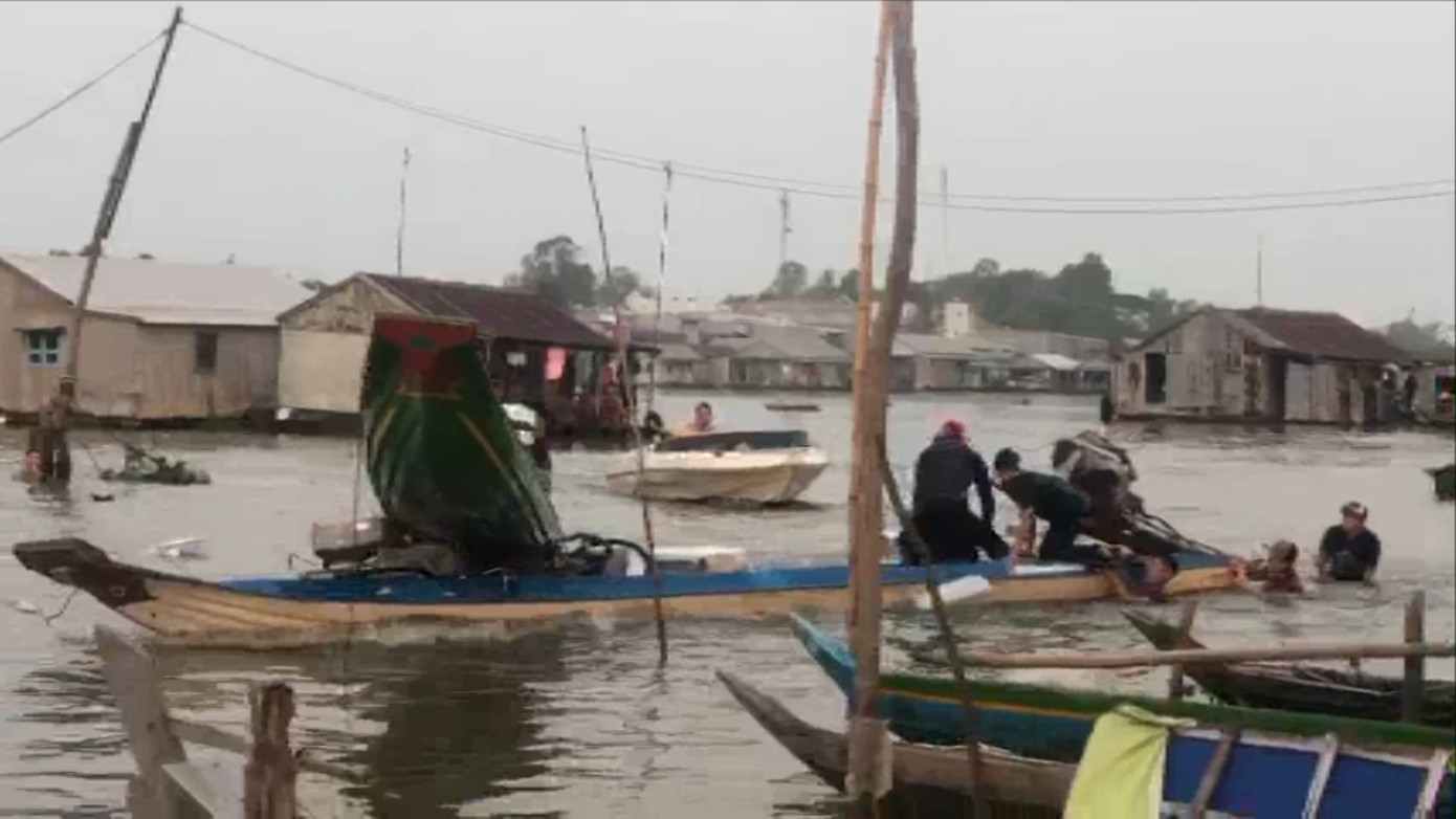 5 thanh niên liều lĩnh đâm thuyền vào công an để cướp lại hàng lậu ảnh 2