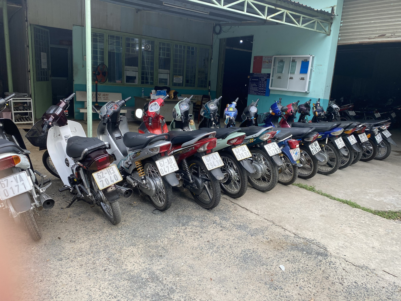 Kịp thời giải tán hơn 50 'quái xế' nhí đua xe trái phép giữa đêm ảnh 2