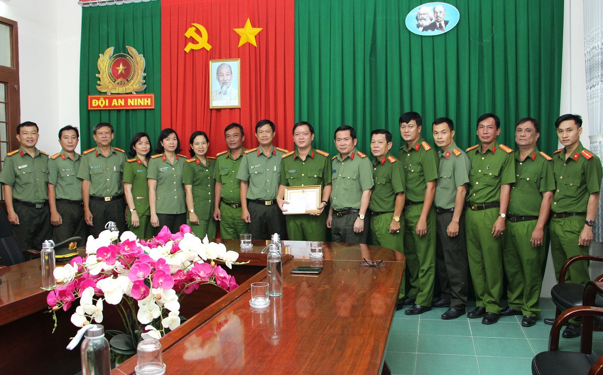 Công an tỉnh An Giang: “Đi từng ngõ, gõ từng nhà”, trắng đêm để cấp CCCD ảnh 5