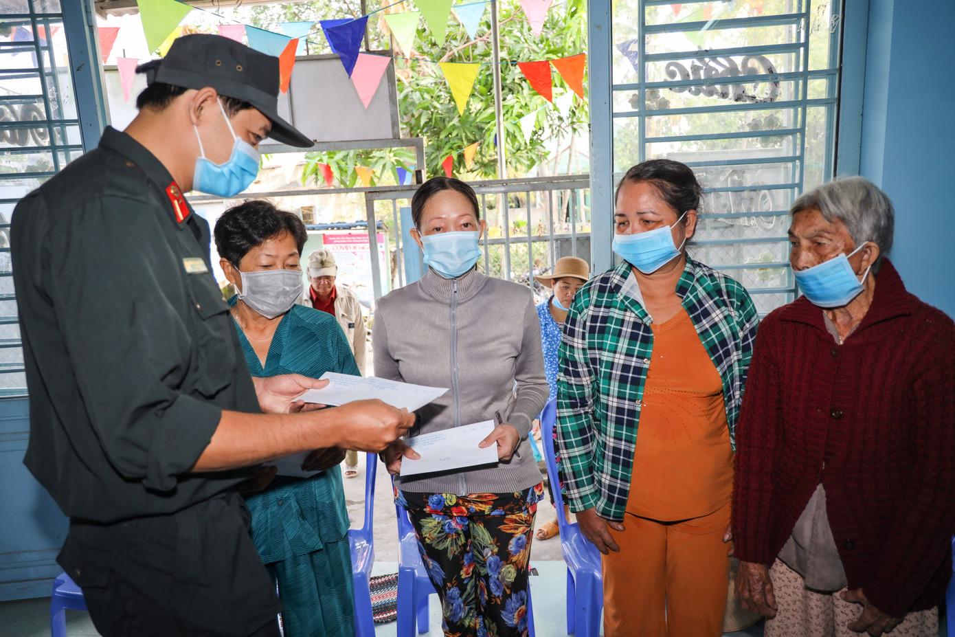 Đoàn viên thanh niên Cảnh sát cơ động ra quân vệ sinh môi trường đón xuân Tân Sửu ảnh 8