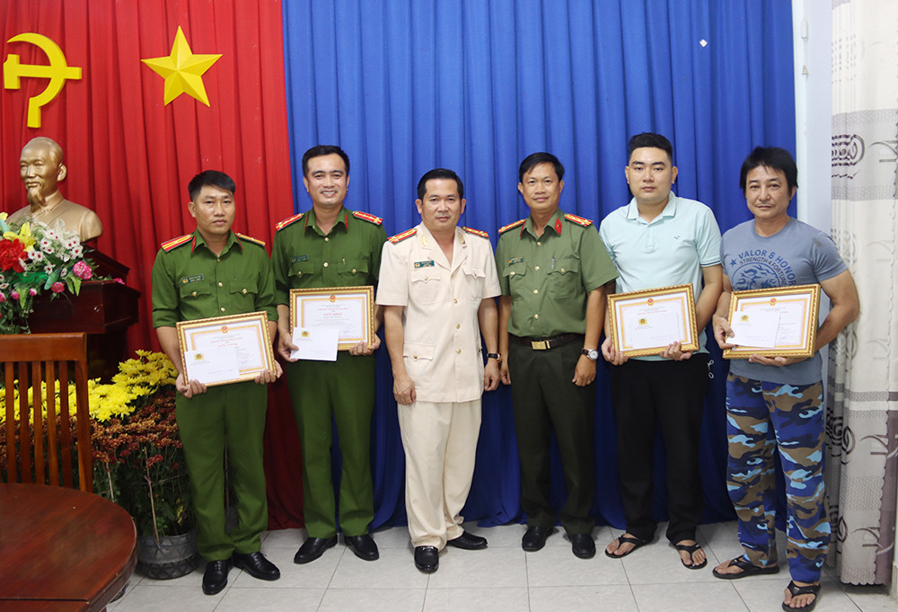 Bắt đôi nam nữ giật dây chuyền táo tợn trước thềm giao thừa ảnh 3