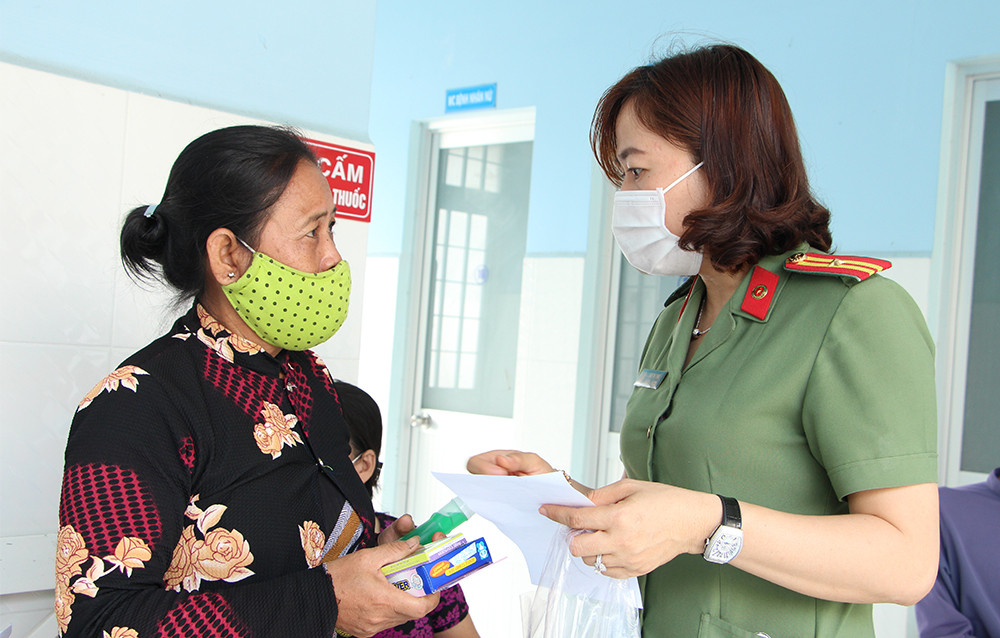 Công an tỉnh An Giang khám bệnh, hớt tóc miễn phí cho người nghèo ảnh 4
