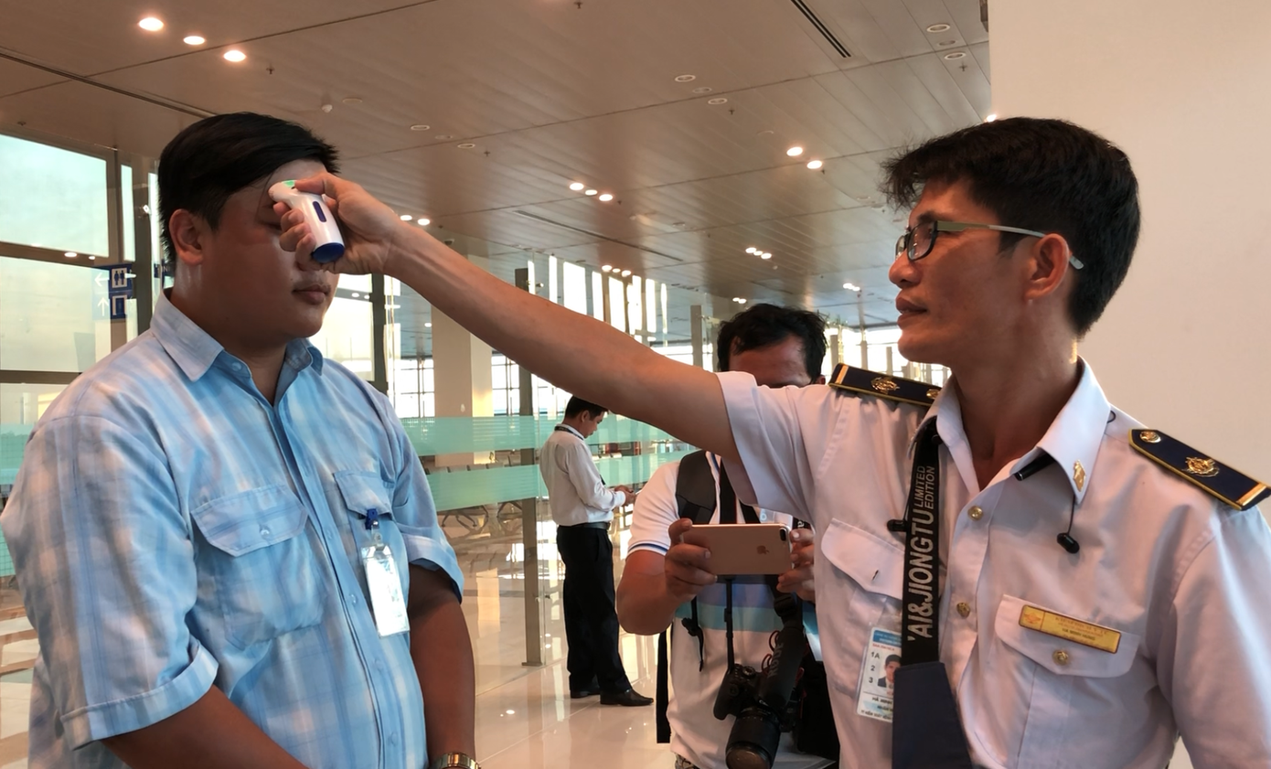 Hành khách đáp chuyến bay sẽ được kiểm tra thân nhiệt - Ảnh: Kim Hà. Cần Thơ đón hàng trăm người từ Hàn Quốc về Việt Nam ảnh 3