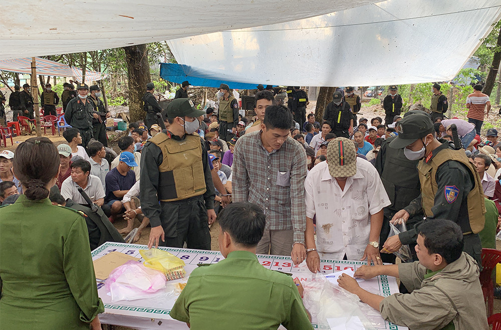 Phá đường dây đánh bạc ‘khủng’, thu hàng trăm triệu đồng ảnh 3