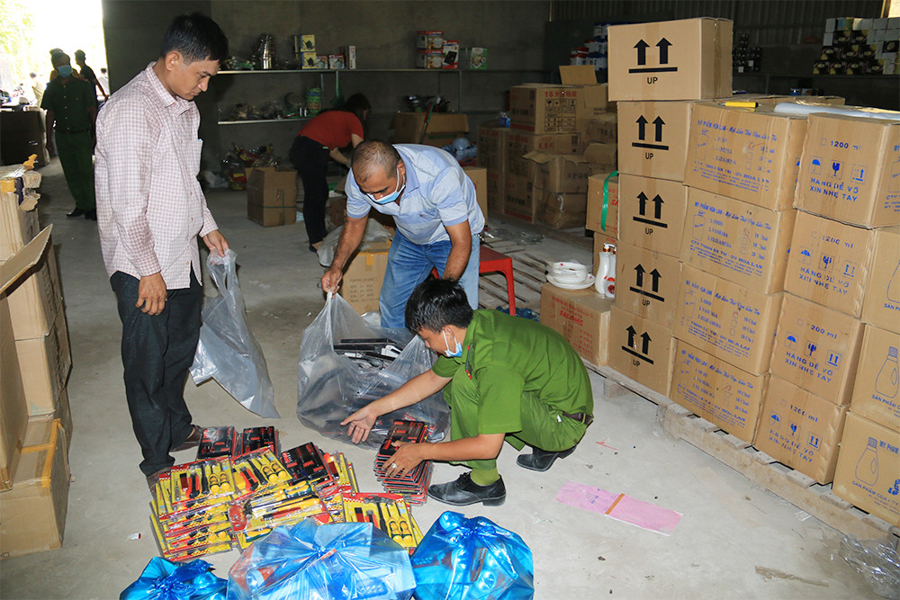 Phát hiện kho 'hàng lậu' trên Quốc lộ 91 ảnh 2