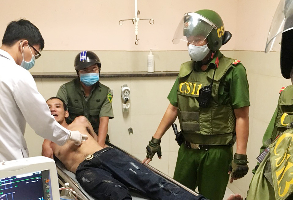 Kẻ ngáo đá, dùng kéo tấn công người đi đường sau khi tự đâm mình ảnh 1